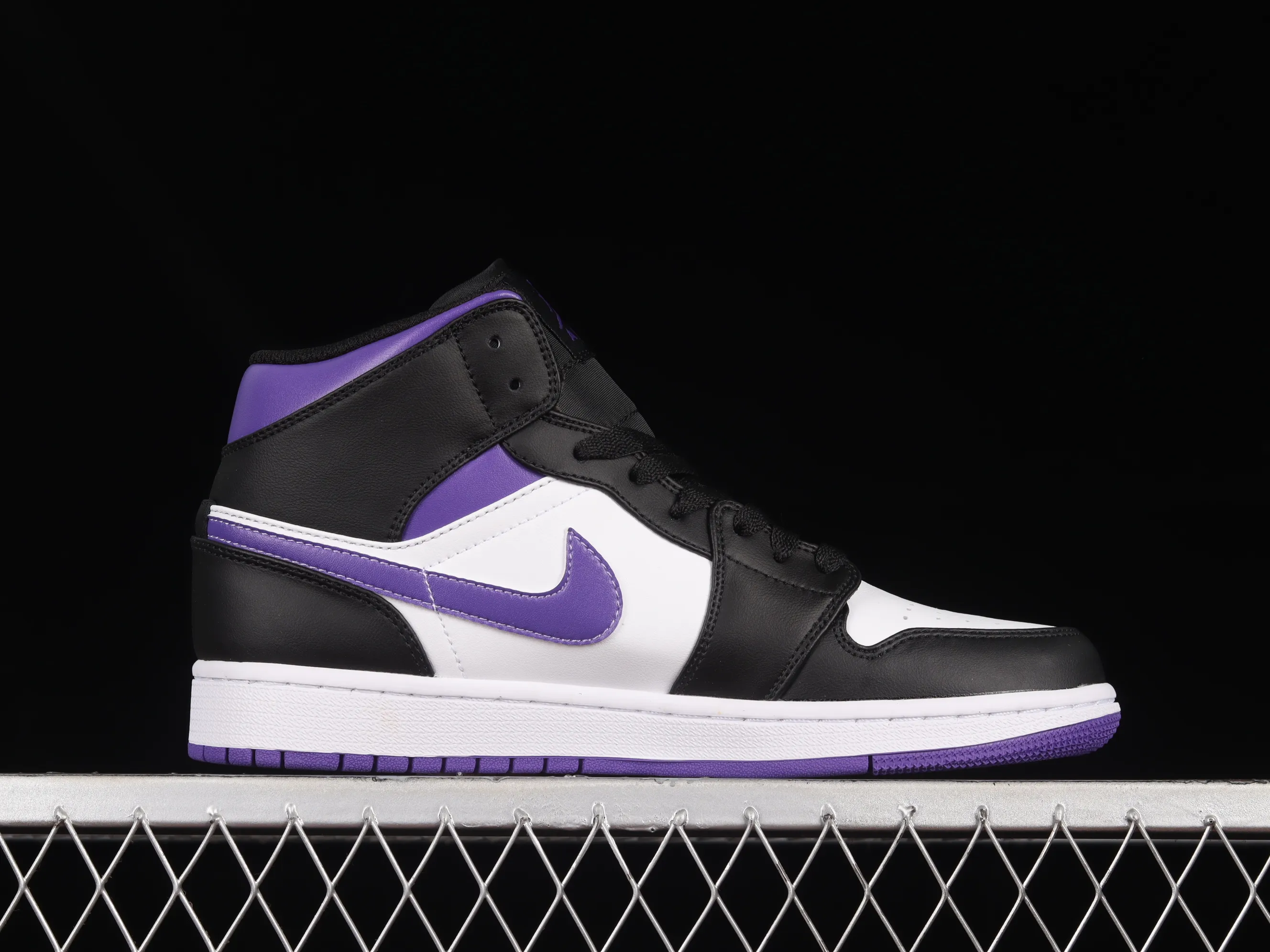 All categories Air Jordan Jordan series basketball shoes Air Jordan 1 Mid Air Jordan 1 Mid AJ1 Joe 1 black and white sports culture basketball shoes 554724-095